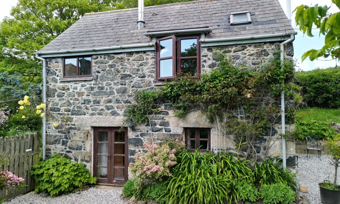 Helston Cottage | HIGHER LAMPRA, pet friendly, with open fire in Mullion