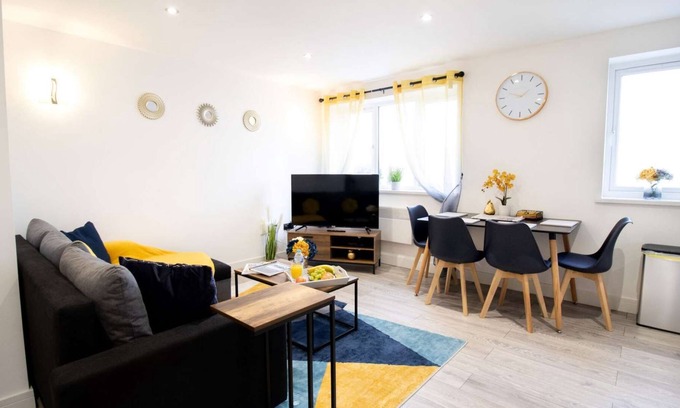 Swindon Apartment | Highfield Serviced Apartment - 2 bedrooms, Free Parking, WIFI & Netflix