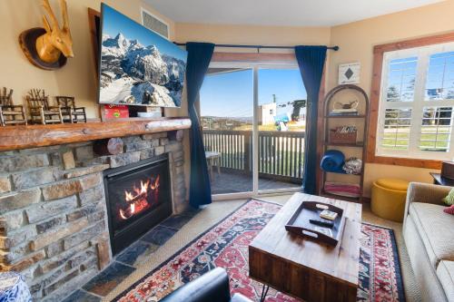 Snowshoe Apartment | Highland House 119 Next To Slopes Trails WiFi In Village With A View
