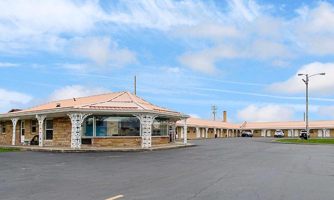 Paris Hotel | Highway Inn