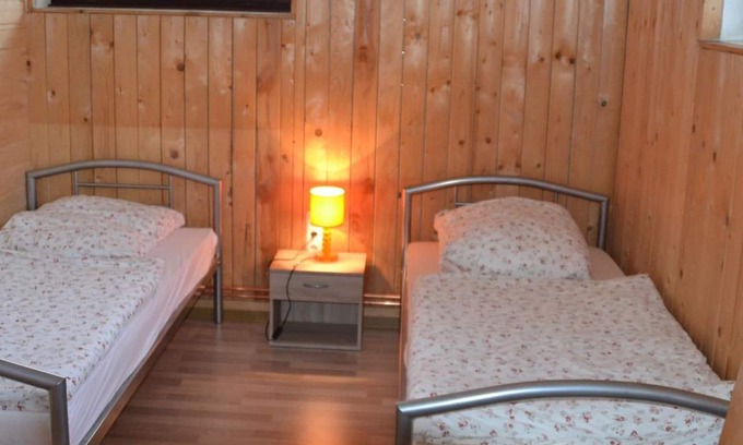 Mittelhof Apartment | Hiker's room 1 (2-bed room) - Camping in the Oak Forest Camping - Chalet - Mittelhof
