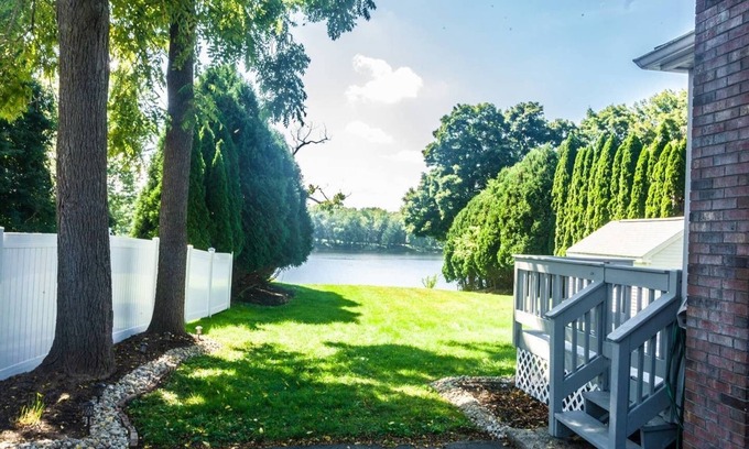 Thompsonville House | Hilda’s Riverside Retreat