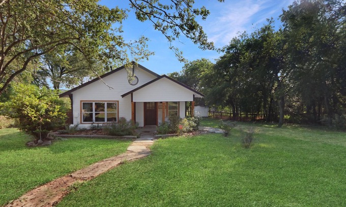 Canyon Lake Cottage | Hill Country Cottage | Near River & Lake, Deck, Sleeps 10, Family-Friendly