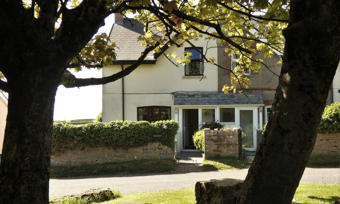 Crynant Cottage | HILLCREST, pet friendly, with open fire in Port Eynon