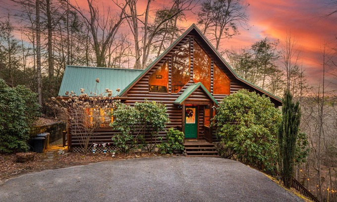 Blue Ridge Ski Chalet | Hillside Chalet-HotTub-Billard-FirePit-5 min to BR