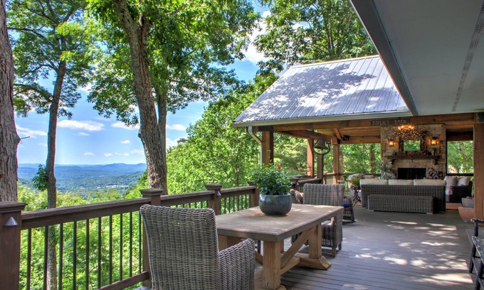 Asheville House | Hillside Cottage Cozy with Private Deck and fire pit and 7 min from downtown Asheville