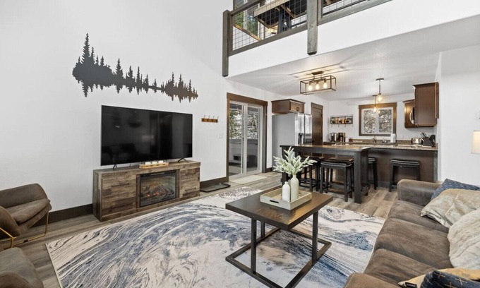 Deadwood Apartment | Hillside Haven, Hot Tub, Private