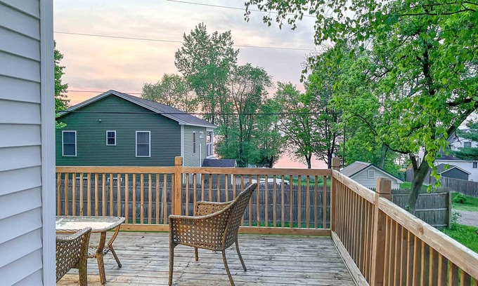 Colchester Cottage | Hillside Haven | Modern Malletts Bay Lake Cottage