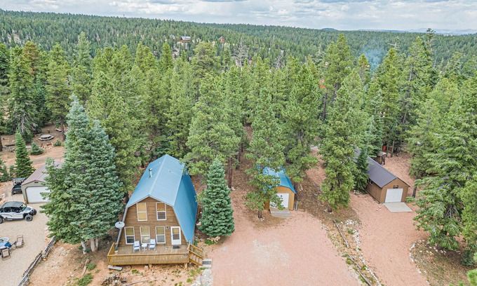 Duck Creek Village Cabin | Hillside Hideaway 1 bdrm w/private loft, wood fireplace, & outdoor fire pit