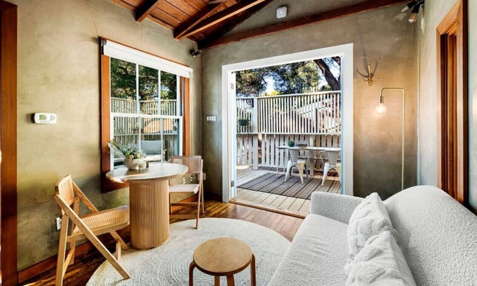 Topanga House | Hillside Hideaway Guest House in Topanga Canyon