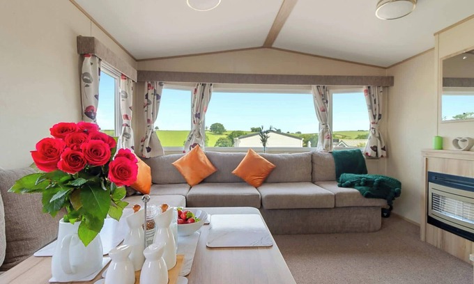 Newton Saint Cyres Ski Chalet | Hillside Splash Retreat - Pool & Fishing Nearby