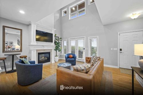 Covington House | Hilltop 3BR for 10, Private Garage, Skyline Views