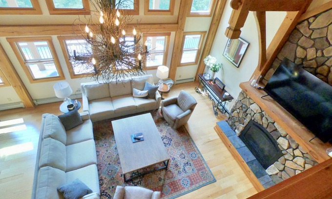 Hensonville Ski Chalet | Hilltop Family Escape - 5BR 5BA - Hot Tub & Mountain Views - 4 min. to slopes