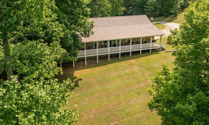 Franklin House | Hilltop Home on 12 Acres | Fire Pit | 4 King Beds | Family & Dog Friendly