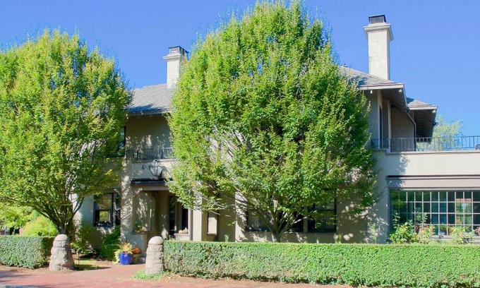 Newport Bed & Breakfast | Hilltop Inn