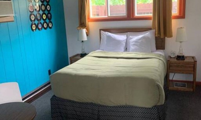 International Falls Cabin | Hilltop Lodge Standard Queen - Room 101