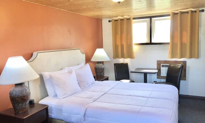 International Falls Cabin | Hilltop Lodge Standard Queen - Room 103