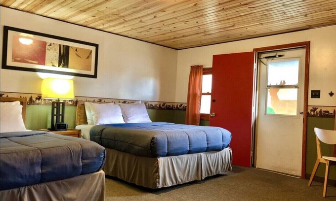 International Falls Cabin | Hilltop Lodge Standard Double - Room 107