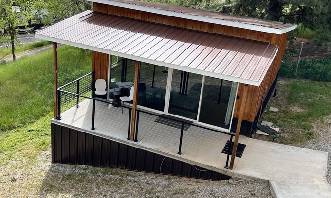 Riggins Cabin | Hilltop riverview bunkhouse