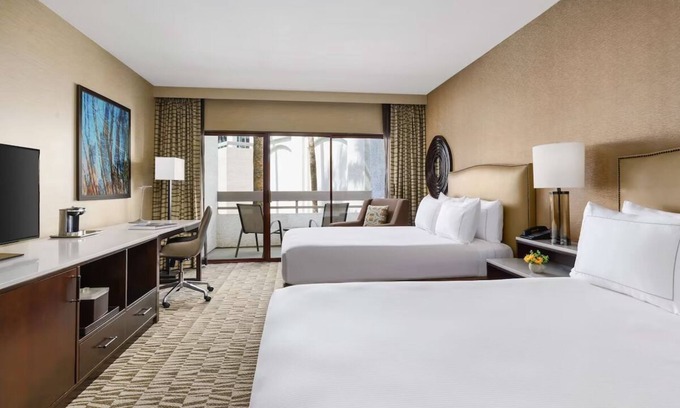 Phoenix Hotel | Hilton Phoenix Airport, Standard 2 Queens, Free Shuttle & Outdoor Pool