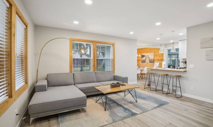 Lake Delton House | Hines Terrace Retreat - Hot Tub & Firepit