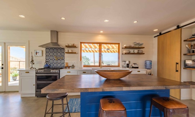 Paso Robles House | Hip Renovated Ranch w/Awesome Views, Fire Pit, BBQ & Great Entertainment Space.