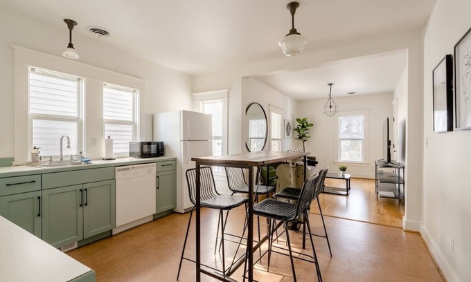 Mississippi District Apartment | Hipster Vibe Apartment - Food Carts & Live Music