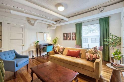 Southmoreland Apartment | Historic 1Bdrm - Parking - Walk to Restaurants & Westport!