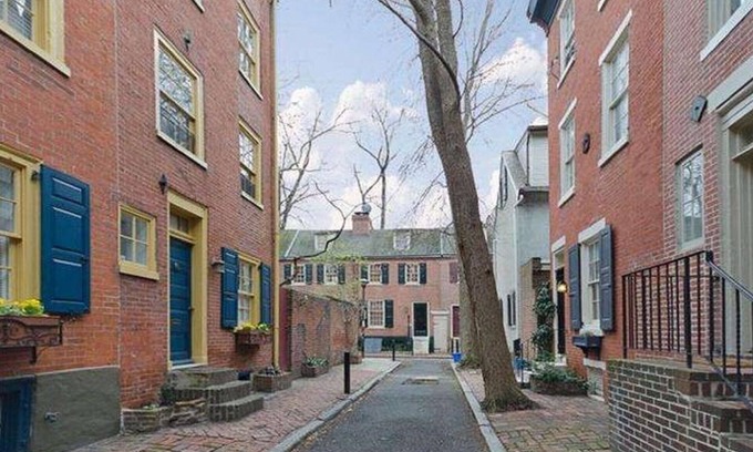 Gayborhood House | Historic 3 story Center City Row House near attractions -Washington Sq.