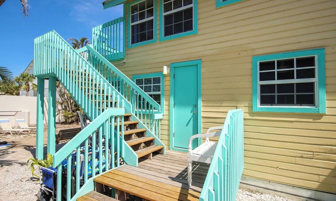Captiva House | Historic 3BR Cottage with Optional Upstairs Suite, Steps to Beach & Village