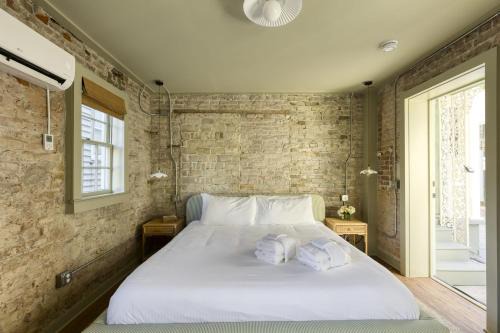 Harleston Village Bed & Breakfast | Historic B&B King Suite- Walk to King