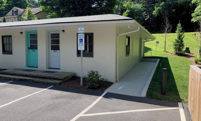 Boone Hotel | Historic Blue Ridge Tourist Court - One Bathroom Suite ADA