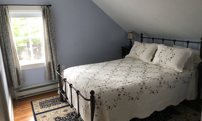 Bristol Apartment | Historic Bristol Town Center Apartment