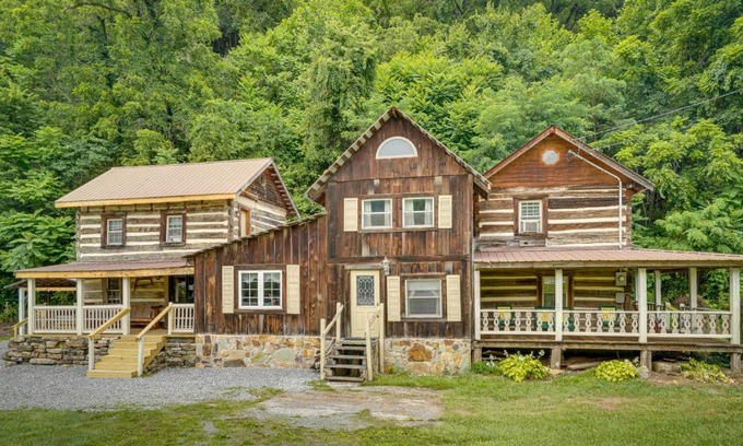 Seneca Rocks House | Historic Cabin Retreat about 2 Mi to Seneca Rocks!