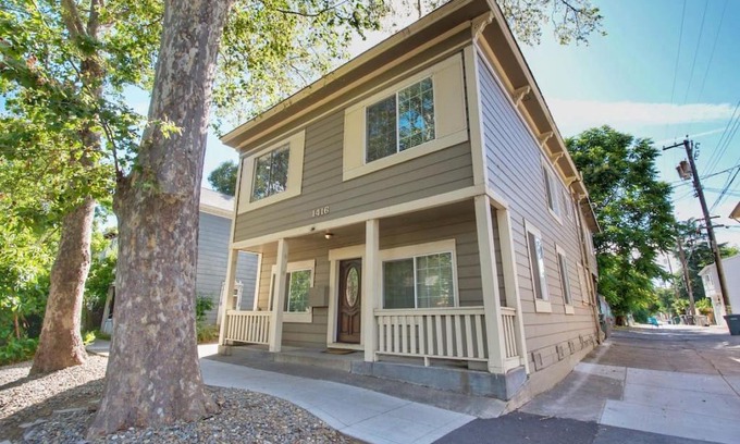 Midtown Sacramento Apartment | Historic Charm with Parking in Center of Midtown
