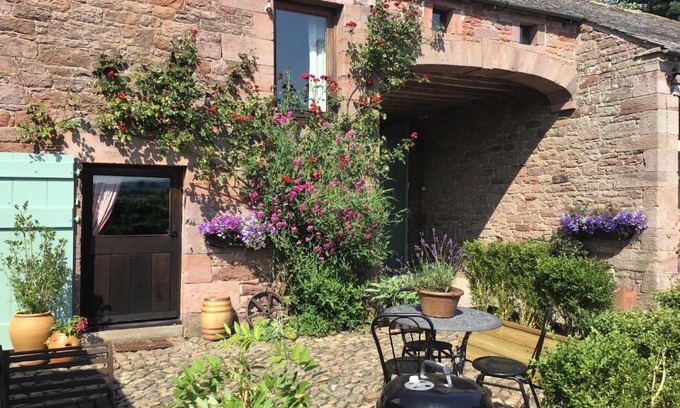 Welton House | Historic converted byre in courtyard of 16C house