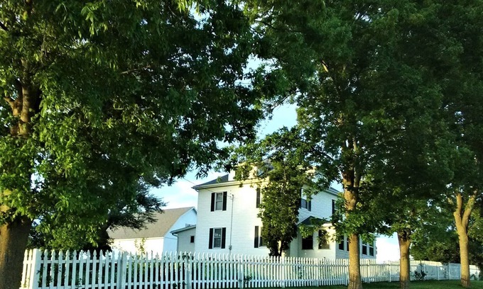 Monroe House | Historic Country Farmhouse for ANY Season!