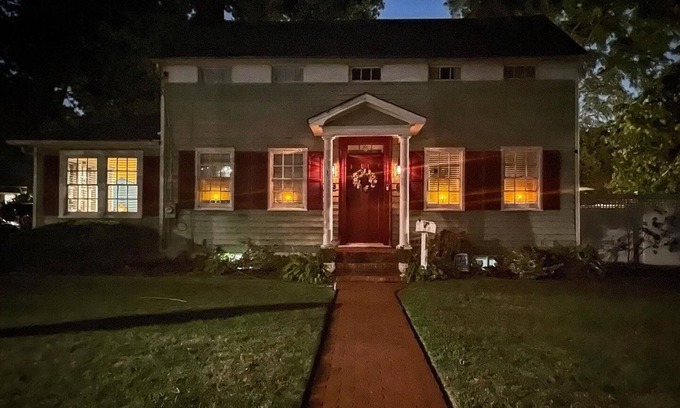 North Babylon House | Historic home! Minutes to the beaches, Babylon Village, short train ride to NYC!