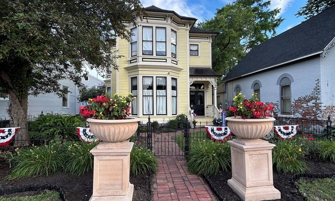 Murphysboro House | Historic Hull House INN - Housen