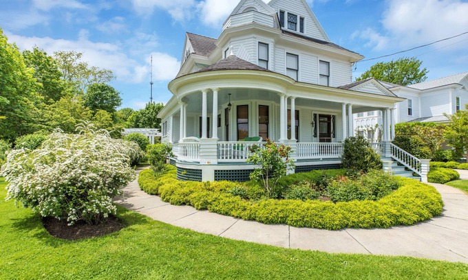 Greenport House | Historic Luxurious Captains Home- Greenport Village, wineries,golf, beach
