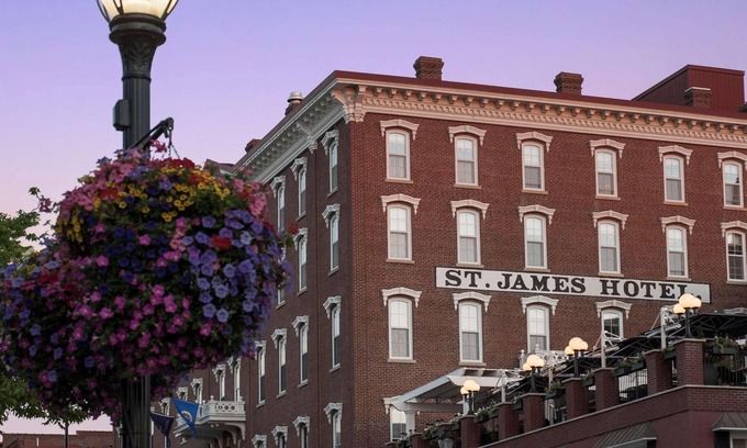 Red Wing House | Historic, Luxury Red Wing Hotel -Deluxe Double Room w/2 Full Beds-Bathrobes-Wifi
