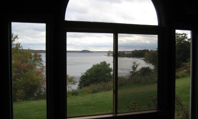 Saratoga Springs House | Historic Moon's Lakehouse on Saratoga Lake, prime location