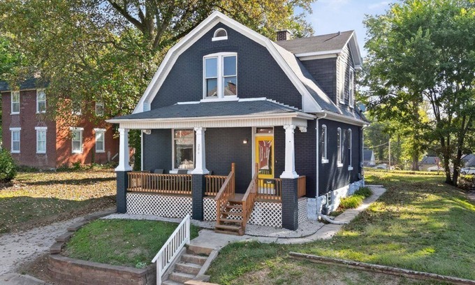 Belleville House | Historic Pet Friendly Home—Fast WiFi—King Beds