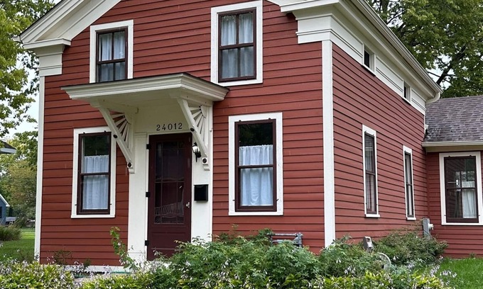 Plainfield House | Historic Pioneer House in downtown Plainfield