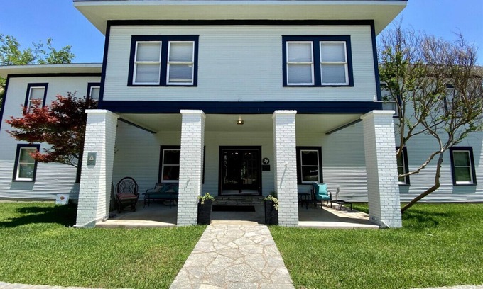 Glen Rose Apartment | Historic Riverside Inn Breakfast + Tavern