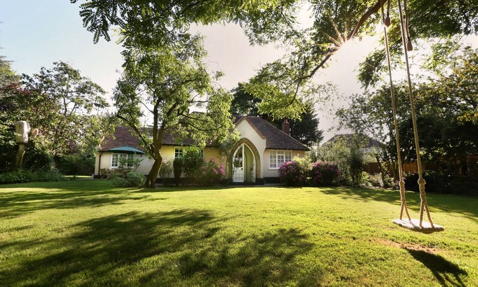 Bilting Cottage | Historic Royal Kent cottage surrounded by large gardens & private swimming pool