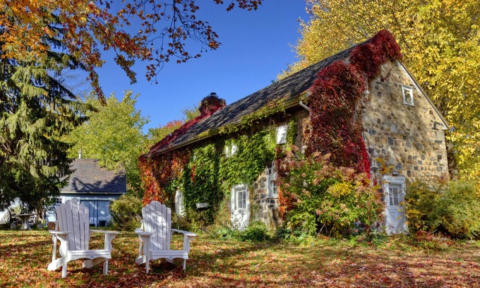 Beloeil House | Historic stone house by the river