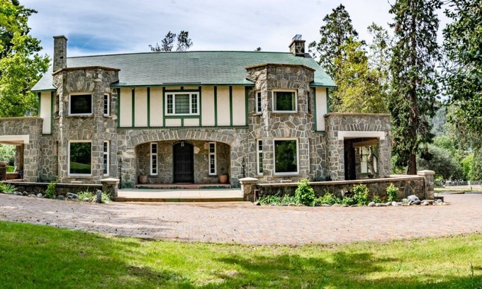 Oak Glen Bed & Breakfast | Historic Stone Oak Manor Bed & Breakfast