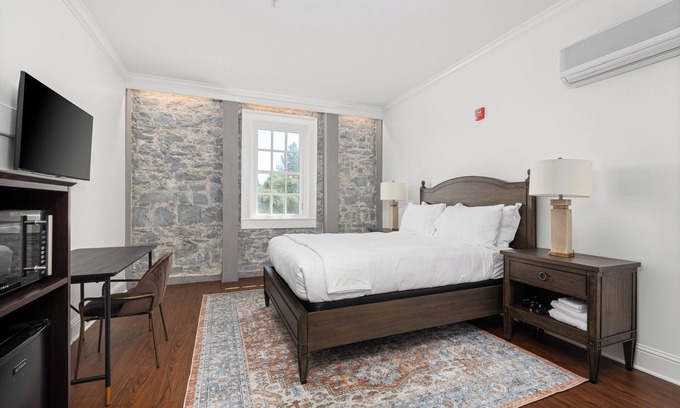 Santa Rosa Apartment | Historic Stonehouse Getaway Minutes to Downtown!