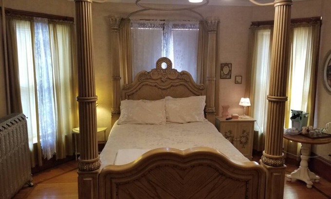 Folsom's Addition Bed & Breakfast | Historic Victorian Inn White Suite